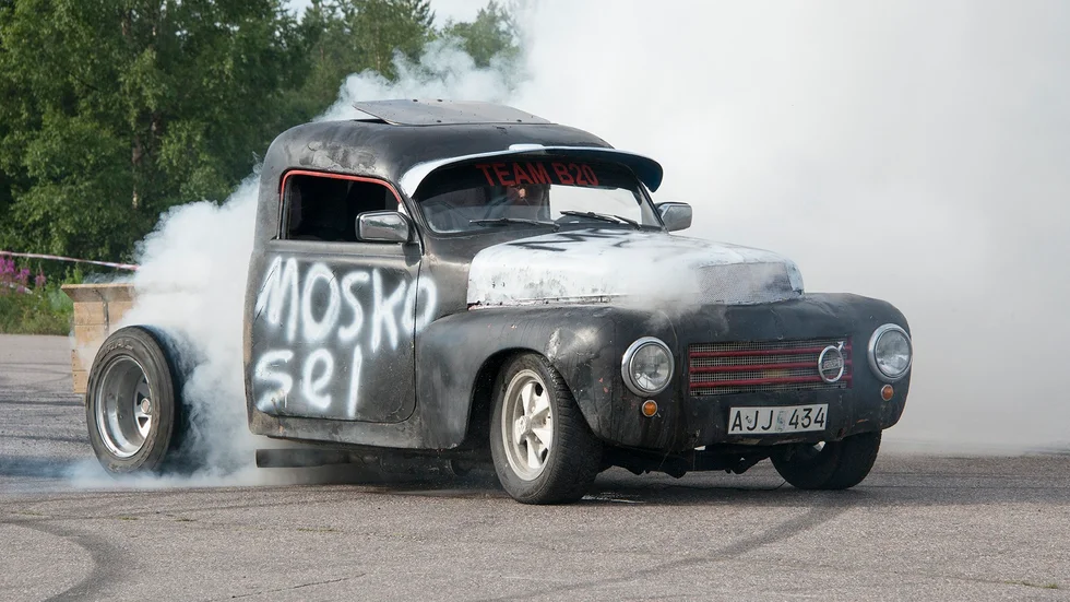 Bränner gummi. Arvid Granströms burn out med sin epatraktor räckte till en tredje plats i tävlingen.