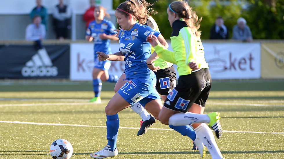Fick en smäll. Michelle Wörner var en av Sunnanås bästa spelare men tvingades kliva av planen efter att ha fått en smäll i munnen. Foto: Jeanette Lövgren.