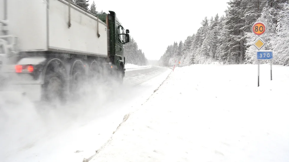 På väg. På delar av väg 370 har varningsskyltar satts upp och hastigheten sänkts till 80 kilometer i timmen. Foto: Lennart Enkvist.