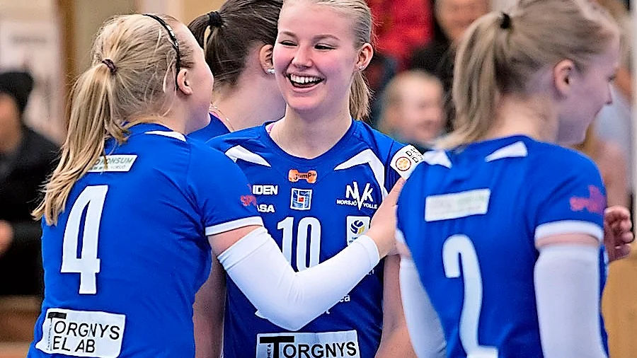 På plan. Debuterande Maja Andersson får en kusinkram av Emmy Andersson. Foto: Åke Andersson.