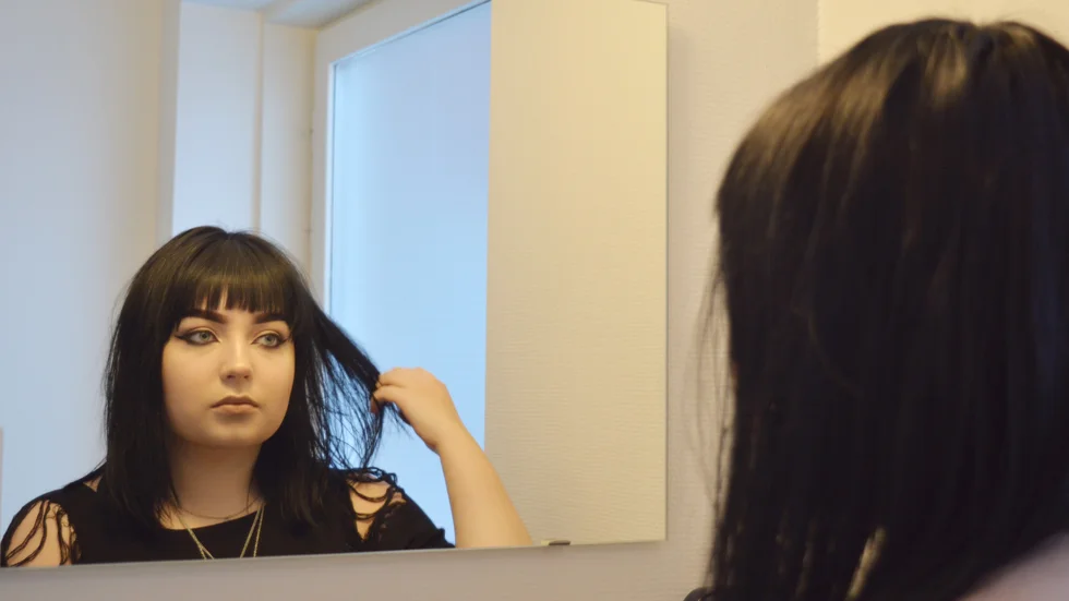 Självbild. Saga Eriksdotter brottas med sin trötthet och sin självbild. Foto: Susanne Lindberg.