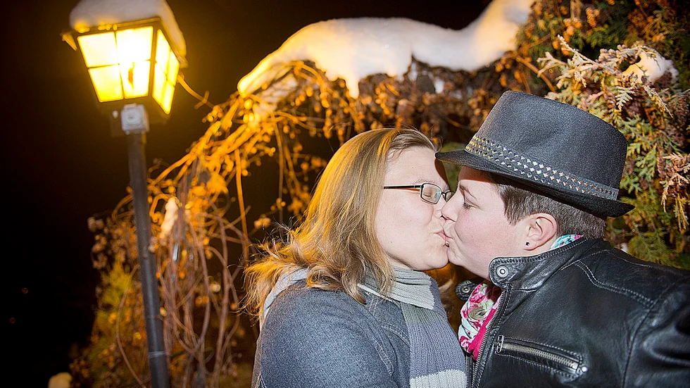 Hemma. På baksidan av huset, i trädgården gifte sig Anna-Ellen och Samantha Edström. Foto: Lars Eriksson.