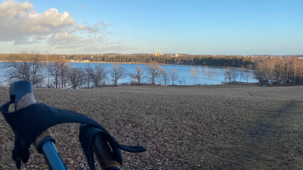 Träning på barmark. För lite träning på snö, av olika orsaker, gör att det inte blir Vasaloppet i år heller för krönikören. Men drömmen lever vidare för framtiden.