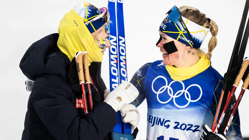 Maja Dahlqvist och Jonna Sundling firar OS-silvret.
