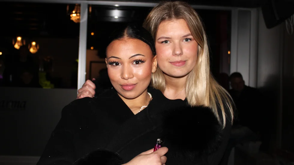 Makieba Jammeh och Frida Rydell är glada för att restriktionerna slopats och att nattklubben har öppet fram till småtimmarna. "Det är första gången jag går ut så det känns jättekul", säger 18-åriga Frida.