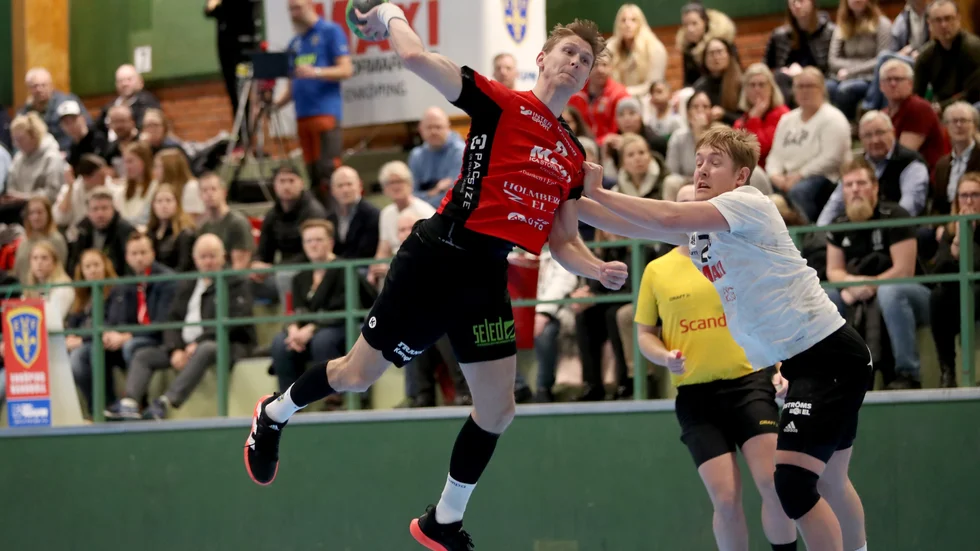 Viktor Berg von Linde vräker in ett av hans nio mål i matchen. 
