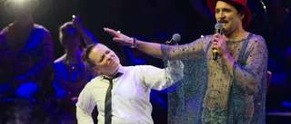 Fullsatt i Sara kulturhus – häng med på glittrig improviserad Melodifestival • Punkar-Karin tolkade barnpop • Adam feat Eva besjöng rosa plastälg 