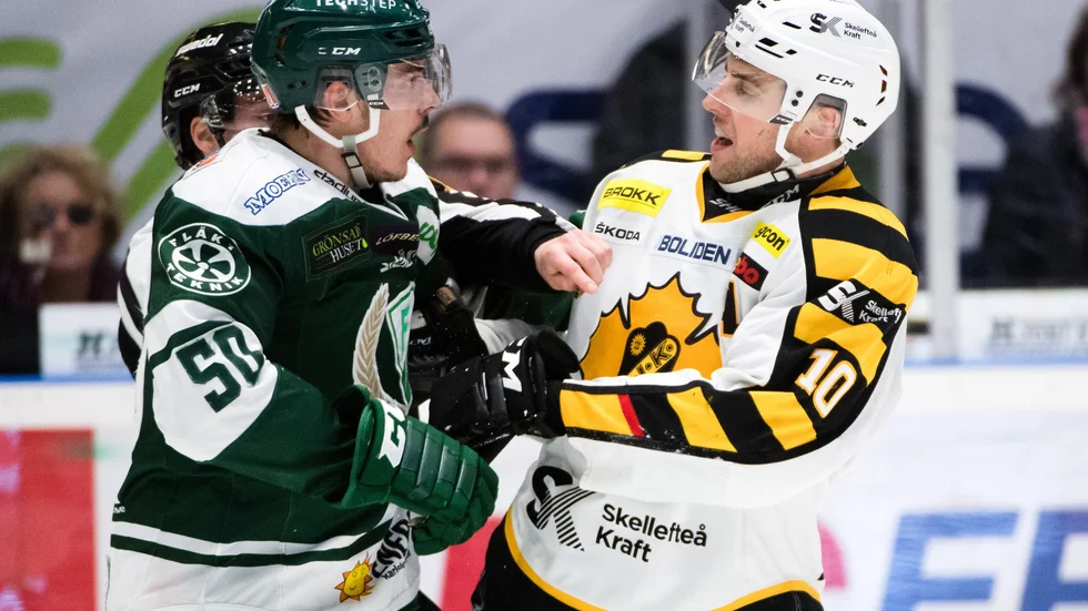 Joakim Lindströms stängs av i fem matcher. Här är han i bråk med Sebastian Erixon, från gårdagens match som AIK vann med 4–1. 