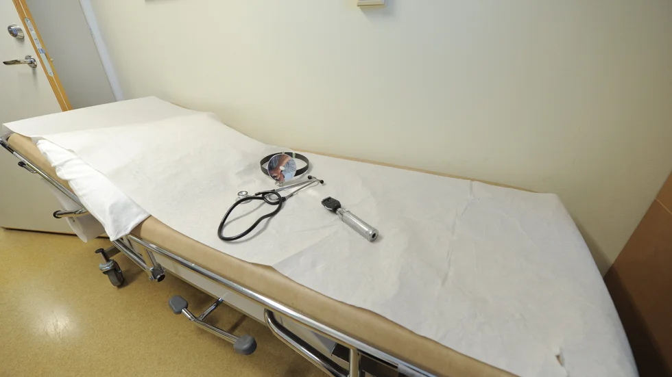 Nu har den 30-årige läkaren omhäktats, misstänkt för över 20 grovt sexbrott under hans tid som läkare i Skellefteå.