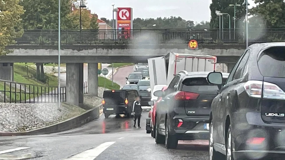 Lastbilar som kör in i viadukten på Vasavägen har blivit en vanlig syn de senaste åren. Den höjdbarriär som ska varna förarna skulle vara på plats nu i höst var tanken men arbetet har försenats. Nu ska en provisorisk portal sättas upp i väntan på en permanent lösning. 