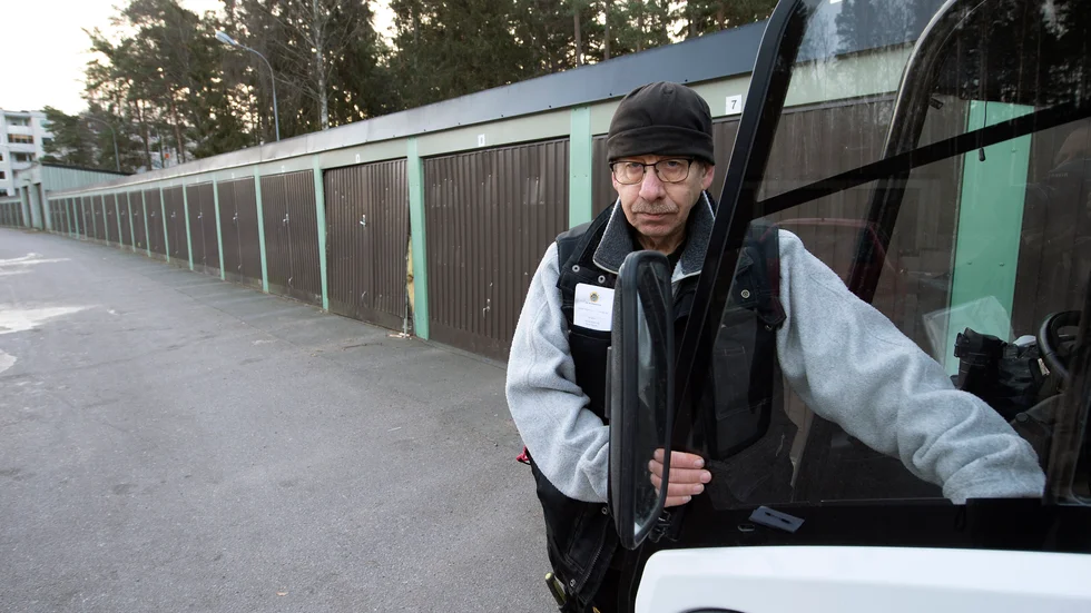 Erik Pörn, fastighetsskötare på HSB, åkte till parkeringsplatsen  på Brandkärrsvägen på tisdagsmorgonen för att göra en utvändig besiktning.