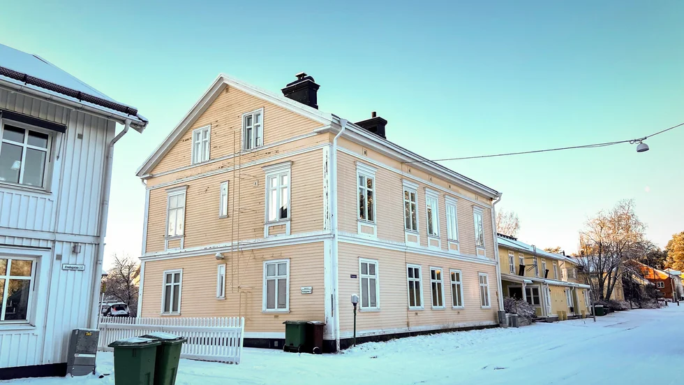

Fastighetsbolaget som äger villan på Gültzauudden planerade att bygga om ett förråd till tre smålägenheter. Mark- och miljööverdomstolen upphäver bygglovet.