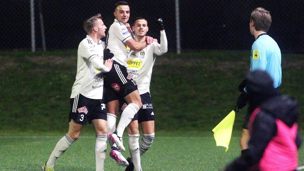 Motala AIF:s Lukas Eek, Valon Silka och Alexandar Mutic jublar efter ett av målen på Prezero arena i Norrköping. Maif besegrade Smedby med 3-0 och har bara ett hinder kvar innan laget är klart för division 1-spel 2022.