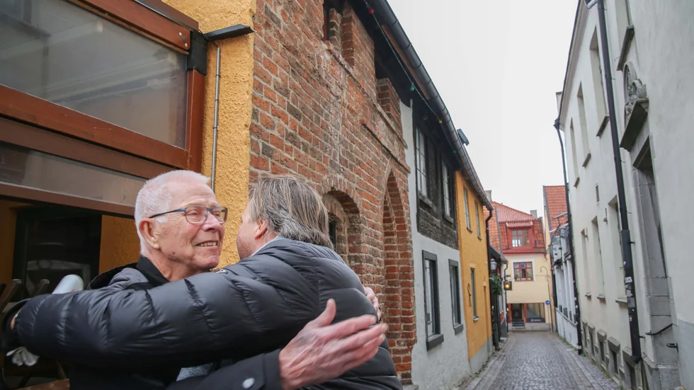 Janne Persson och Per Lindvall, två trumslagare, kramar om varandra efter ett särdeles möte. Janne var den numera världsrenommerade musikerns första idol, under de barnaår då han bodde i Visby. Genom en efterlysning i GT kunde de till slut träffas.
