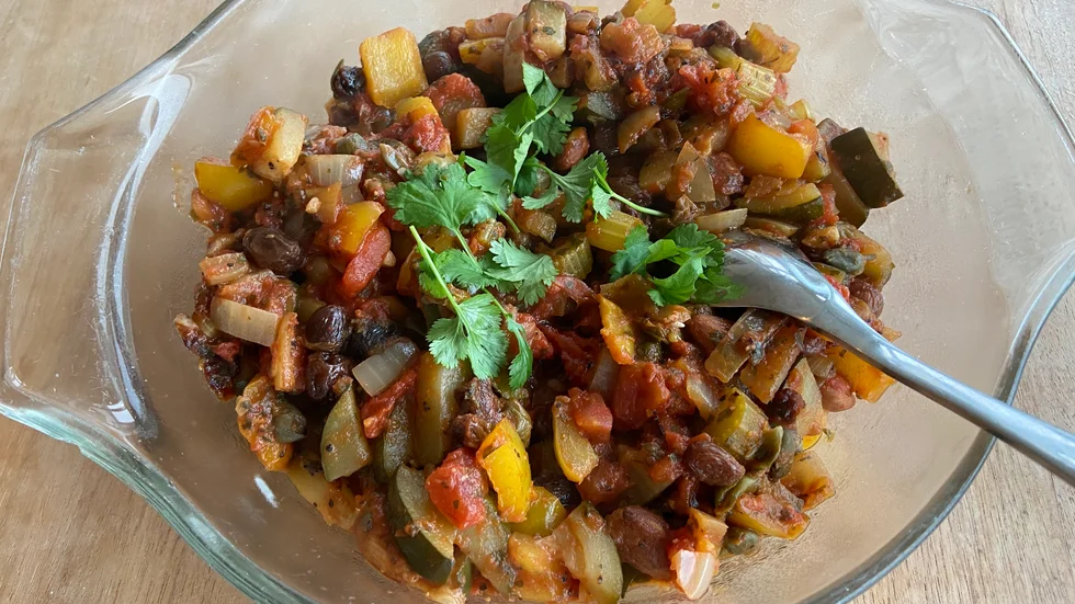 Caponata är ett bra sätt att ta hand om säsongens grönsaker och supergott till ris, pasta, potatis eller något gott bröd.