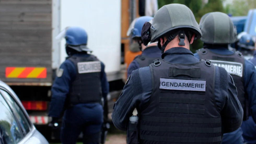 Franska soldatpoliser, gendarmer, på bild från franska Bretagne i januari. Arkivbild.