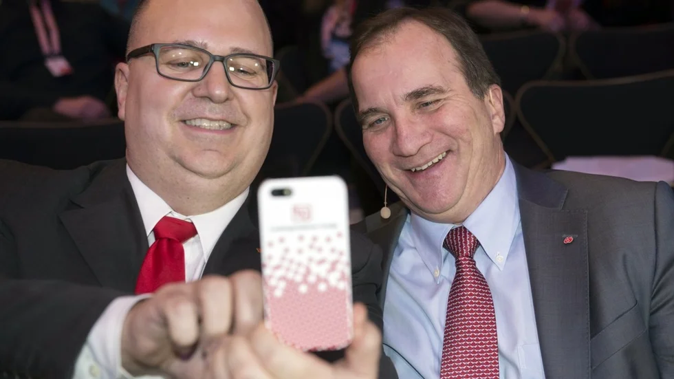 FOTO: FREDRIK SANDBERG/TT
                  LO-ordföranden Karl-Petter Thorwaldsson tar en ”selfie” med mobilen tillsammans med socialdemokraternas ordförande Stefan Löfven. Löfven talade vid LO:s valkonferens där av valplattform presenterades.
                  FOTO: FREDRIK SANDBERG/TT
                  LO-ordföranden Karl-Petter Thorwaldsson tar en ”selfie” med mobilen tillsammans med socialdemokraternas ordförande Stefan Löfven. Löfven talade vid LO:s valkonferens där av valplattform presenterades.
                  