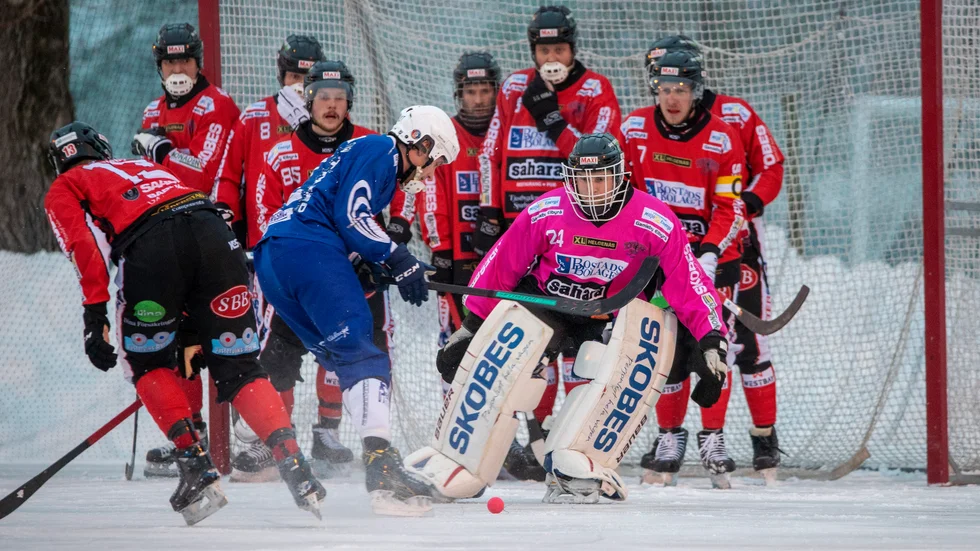 En stark avslutning bidrog till att Tjust Bandy kunde åka hem från Åtvidaberg med en poäng. "Men som vi spelar i första ska vi ha två poäng" säger Tjust-tränaren Ronnie Polgar Gegerfeldt.