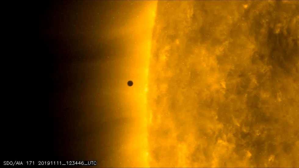 Den nya planeten har vissa likheter med Merkurius, som på den här bilden syns som den svarta cirkeln nära solen.