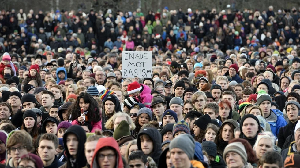 Svenskar är i allmänhet ointresserade av rasism och högerexrtremism. Vilket har att göra med hur vi har haft det under de senaste generationerna. Den rasism som finns i Sverige är därför sällan särskilt svensk.         
