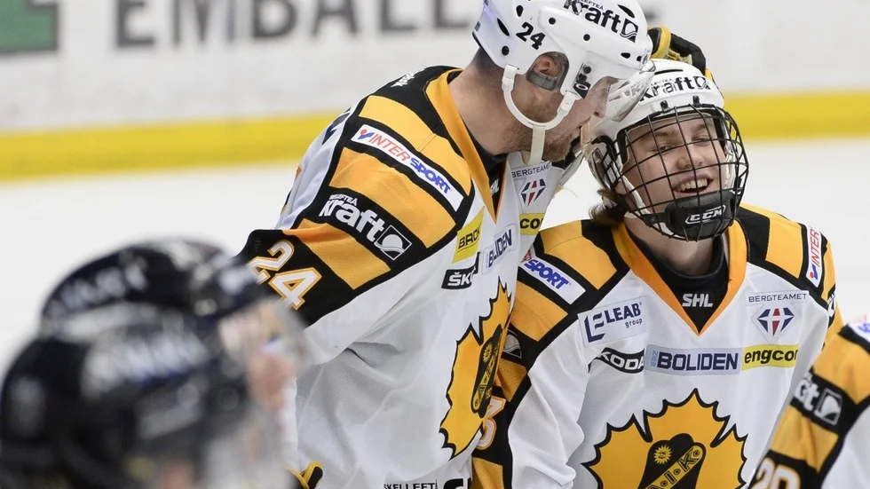 Skellefteås Sebastian Aho (th) jublar efter sitt 1-5 mål tillsammans med Jonas Frögren. Foto: Mikael Fritzon / TT /