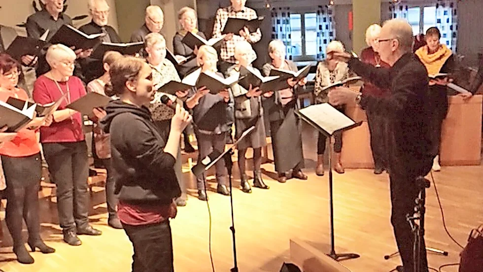 Solisten Saga Eserstam sjunger här tillsammans  med kören Da Capo under ledning av Thomas Nyström.