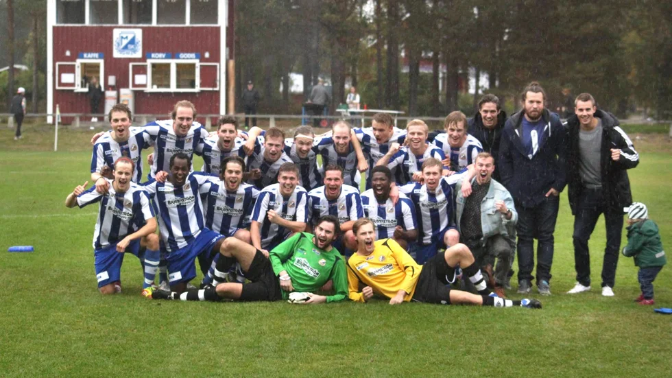 Vinnarlaget. Övre raden, fr v: Joakim Hedman, Niklas Söderberg, Arvid Stenberg, Martin Andersson, Victor Mattsson, Lars Rihm, Robert Markusson, Filip Törner, Anton Nyström, Pontus Bergkvist, John Lindblad, Jonas Säljedal. Nedre raden, fr v: Filip Mattsson, Robin Andersson, Alexander Nilsson, Clas Bergvall, Simon Svensson, Nils Sundqvist, Christoffer Lundström, Anders Norrman. Liggande: Jesper Johansson, Marcus Söderberg.