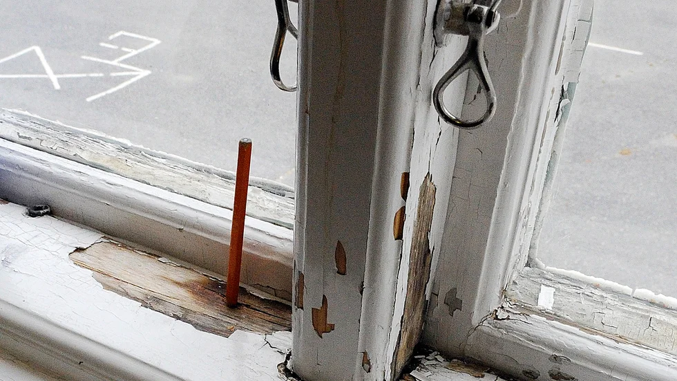 SLITET. Det regnar in genom fönstren och blir blött i korridoren, skriver eleverna. Arkivbild: Annika Eriksson