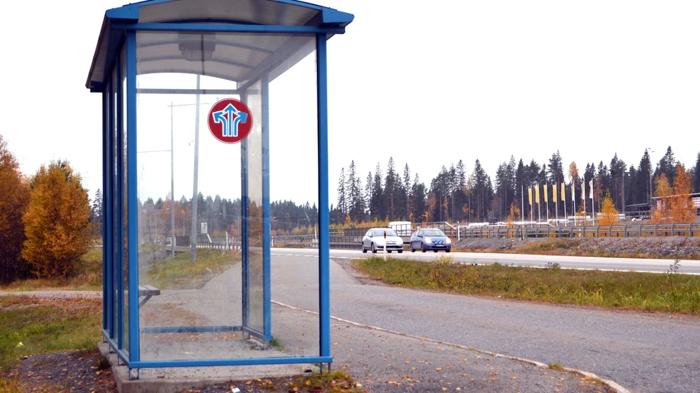 OSÄKER VÄNTAN. När mörkret lägger sig blir väntande passagerare osynliga, påpekar skribenten Foto: Pär Lindström