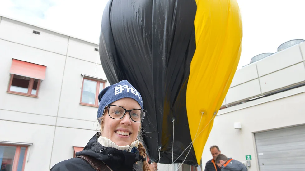 Blir återbesök. Therese Mossberg berättar att de kommer att få ta ner ballongen så småningom för att fylla på den med helium. Foto: Jeanette Lövgren.