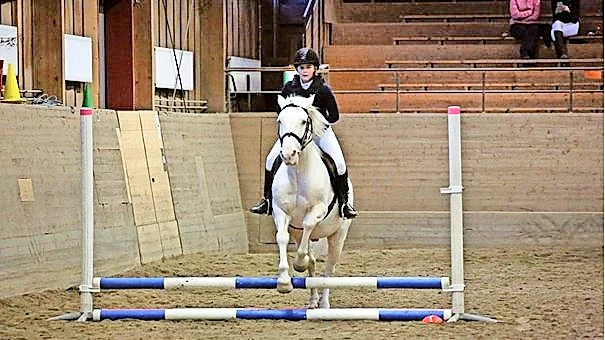 Olivia Höglund på ponnyn Cirruz placerade sig på 2:a plats i 30-centimetersklassen.