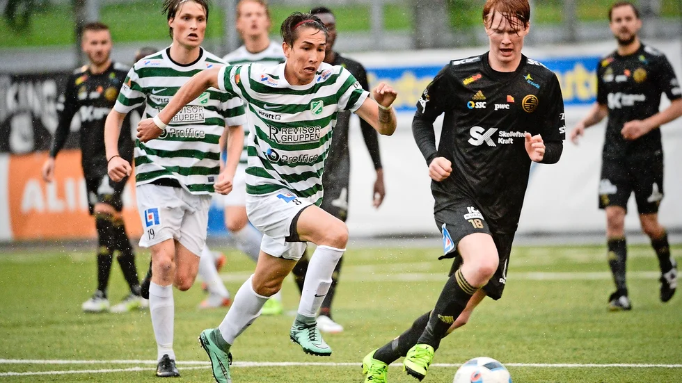 Full fart. Mostafa Heydaris Morön vann rättvist och hade dessutom betydligt mer fart och vilja än Jonathan Källers Skellefteå FF. Foto: Carina Kvist.
