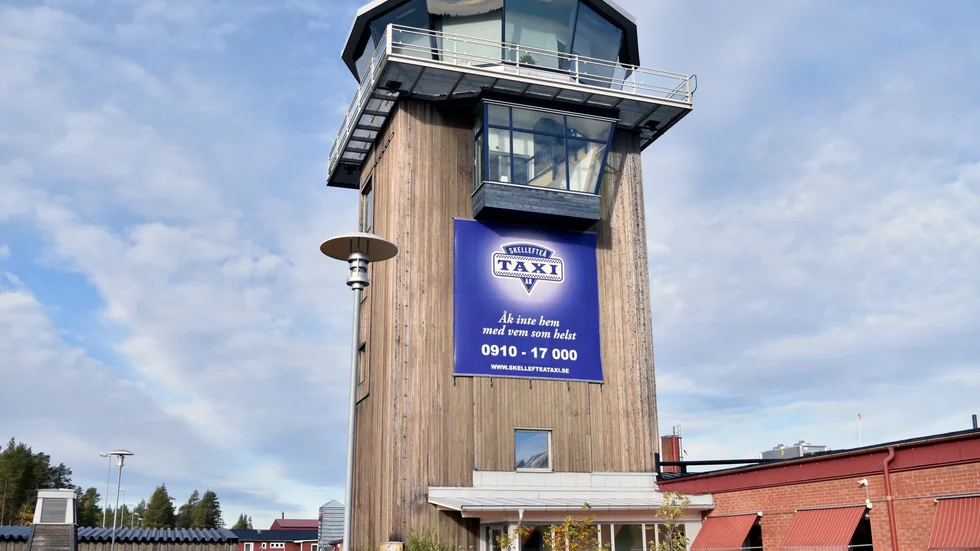 ”Åk inte hem med vem som helst.” Skylten retar gallfeber på konkurrerande taxibolag. Foto: Christoffer Åhlund.