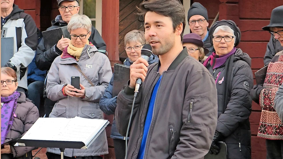 Vårtal. Hamid Mazlomyar vårtalade vid Storstugan i Lövånger.