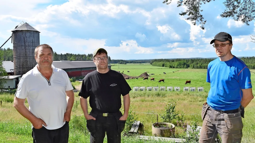 Lennart Vallgren, Urban Åberg, Åke Andersson och i bakgrunden stora öppna jordbruksmarker som kan bli berörda. Foto: Yvonne Rönngren.