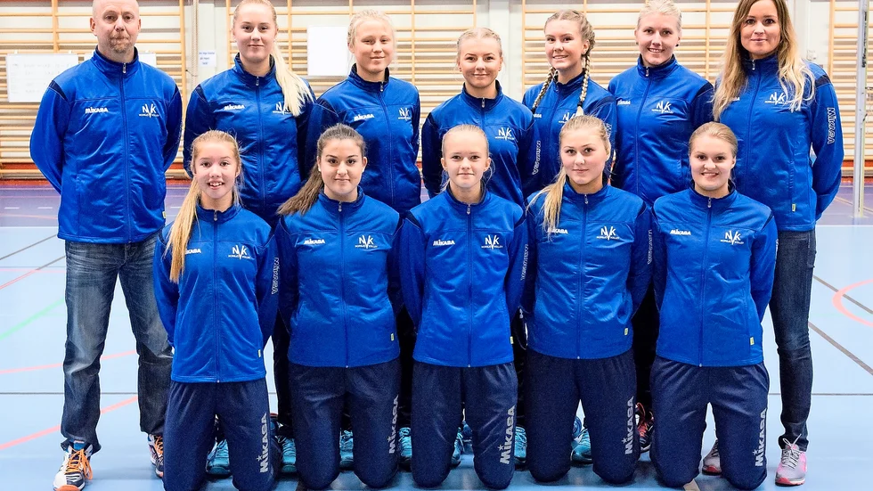 Årets trupp. Bakre från Vänster: Coach Tomas Bergqvist, Lowisa Nilsson, Emmy Andersson, Jonna Eriksson, Linn Fransson, Therese Granlund, Ass. coach Sara Forsberg Främre raden fr. v. Alma Berg, Maja Stenman, Sophia Eklund, Wilma Hansson, Moa Karlsson Foto: Ake Andersson.