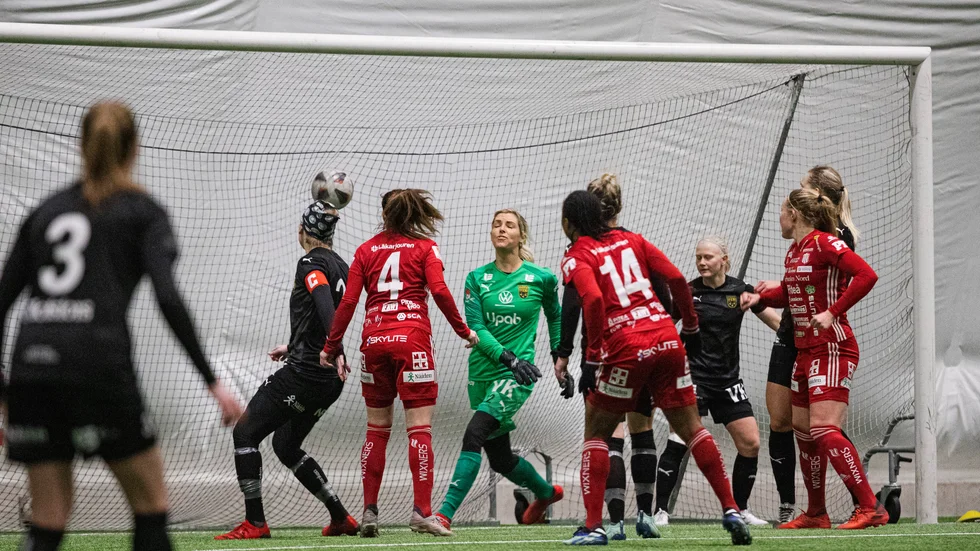 Här nickar Josefin Johansson (4) in Piteås ledningsmål.