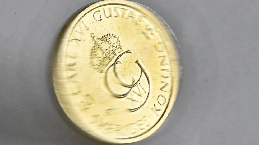 Den svenska kronan tar stryk i börsoron. Arkivbild