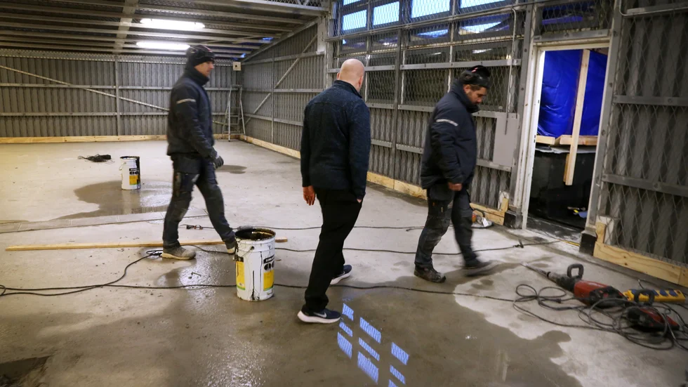 Den platta takkonstruktionen har ställt till problem och mängder av regnvatten har tagit sig in. Nu är etapp ett av fyra klar där skyddsombudet Jimmy Nyberg tillsammans med byggarbetarna är på väg ut på taket mot Östercentrum.