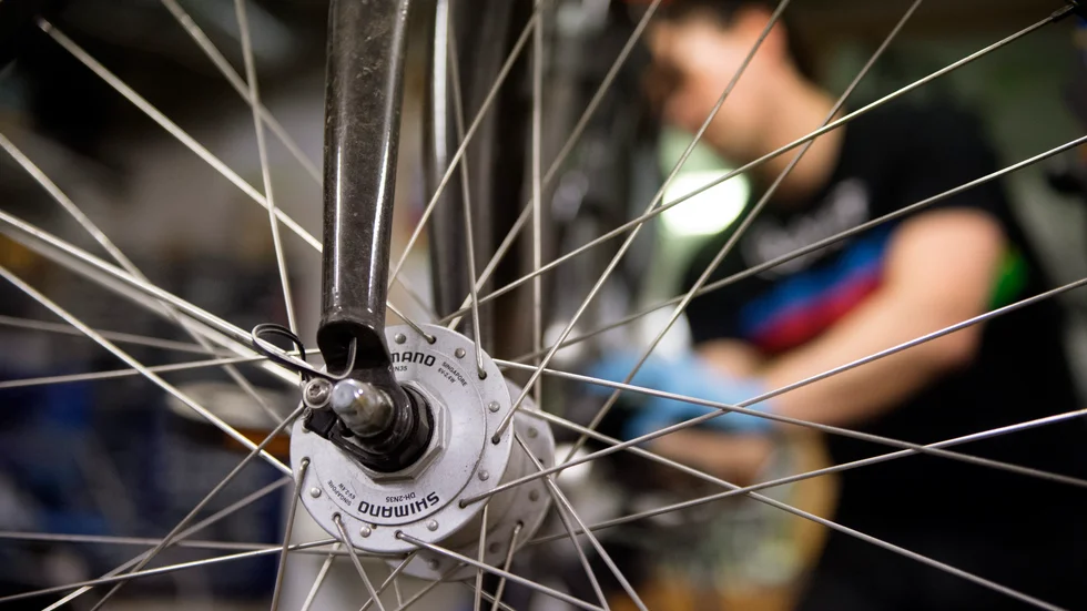 Det är brist på cykelmekaniker. Därför startar Uppsala kommun en ny kurs inom vuxenutbildningen.