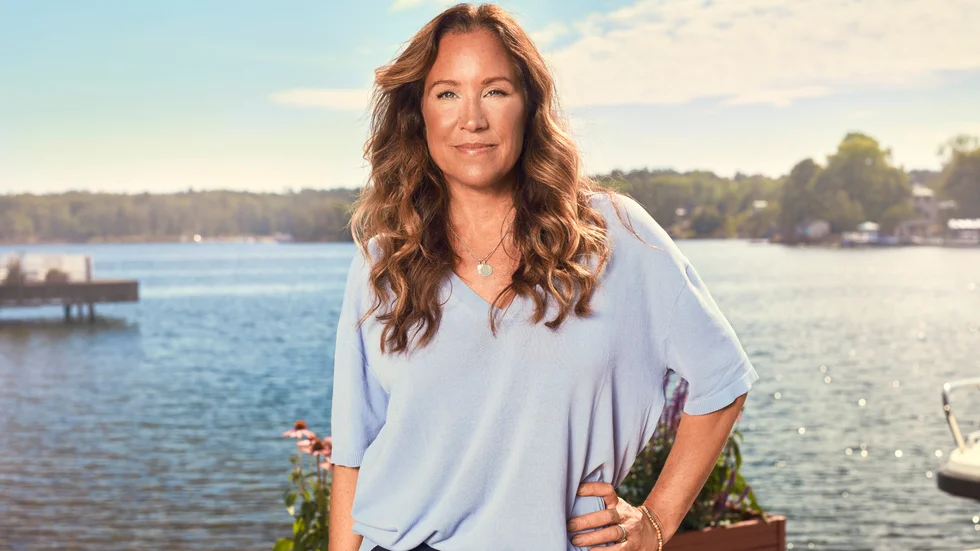 Renée Nyberg bjuder in till ännu en sommar på sin brygga i Stockholms skärgård. Pressbild.