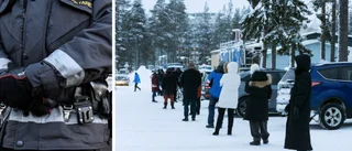 Väktare sattes in i Umeå när testkiten sinade: ”Folk försökte gå före i kön”