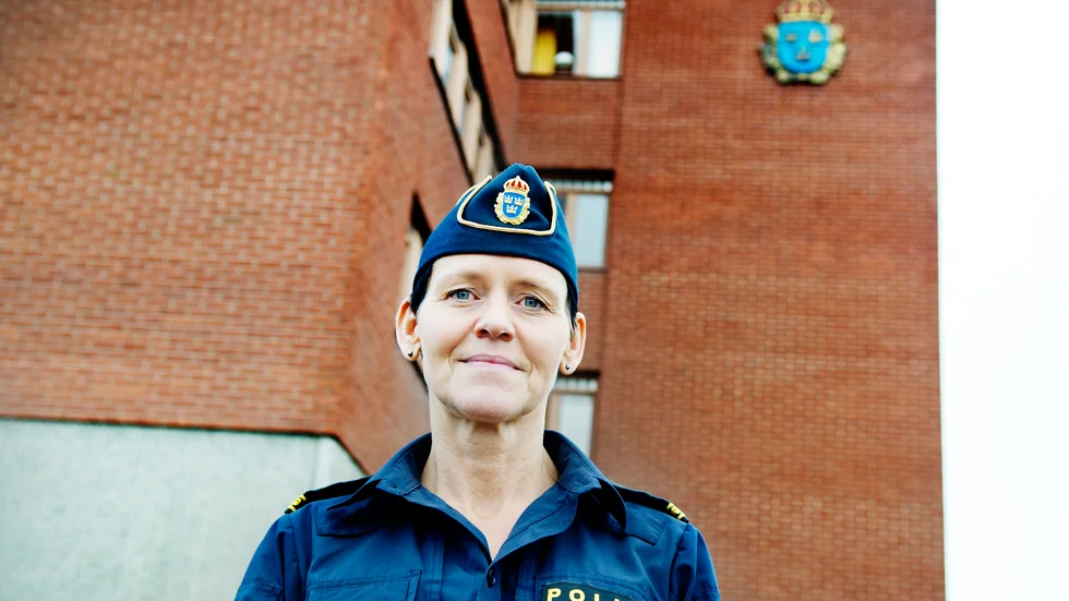 Kontakta polisen. Ewa Öberg Öström poänterar att man inte bara ska skirva på Facebook om man misstänker brott.