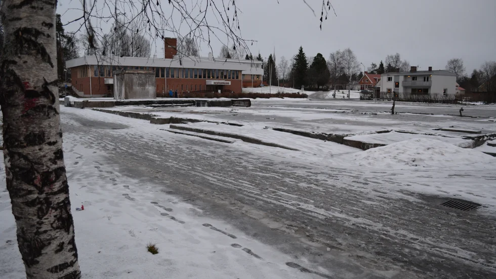 Öde. Efter branden återstår bara plattan av det som en gång var busstationen i Norsjö.