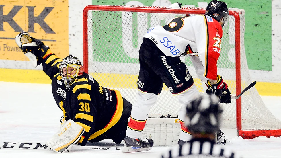 AIK-målvakten Jesper Eriksson släpper in Oscar Nords 1–2-mål med mindre än en minut kvar att spela. Foto: Leif Andersson.