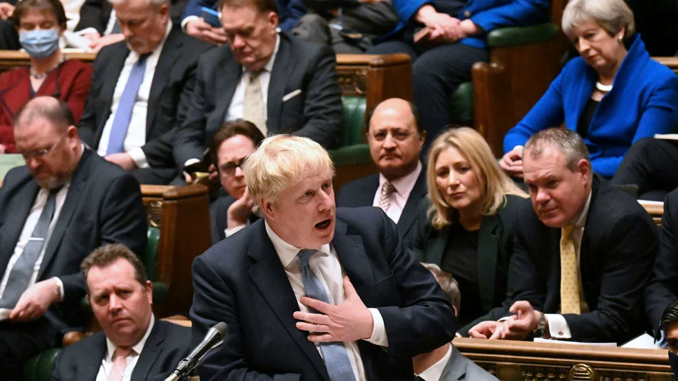 Boris Johnson gör avbön inför parlamentet, medan hans partikollegor lyssnar i bakgrunden.