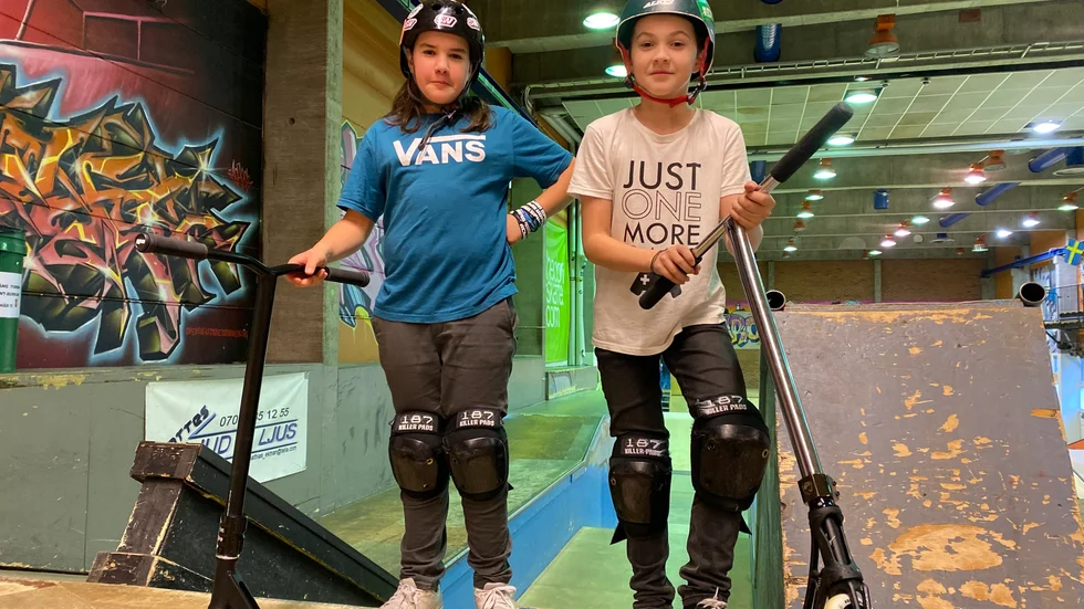 Alvin Fredriksson, 12 och Vidar Wiklund, 11, rekommenderar andra barn att komma till skateparken under sportlovet. De båda är ofta här för att träffa kompisar och lära sig nya tricks med kickbiken.