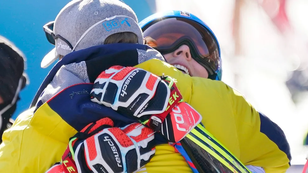 Aleksander Aamodt Kilde och Mikaela Shiffrin kramas efter en världscuptävling i Sölden i november. Arkivbild.