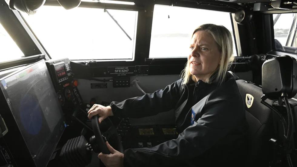 Statsminister Magdalena Andersson (S) kör stridsbåt 90 under ett besök på Berga örlogsbas i Haninge.