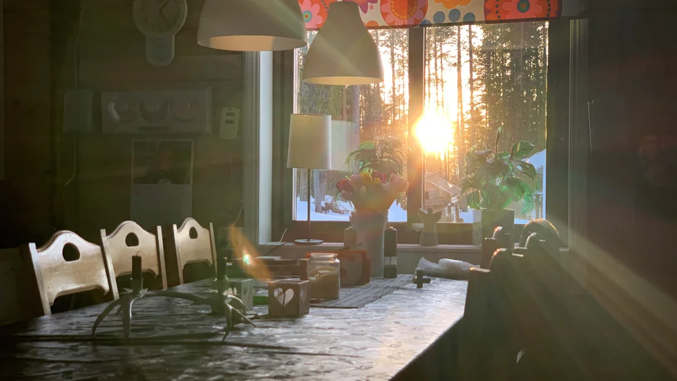 Underbart med vår när solen kikar in genom fönstret.